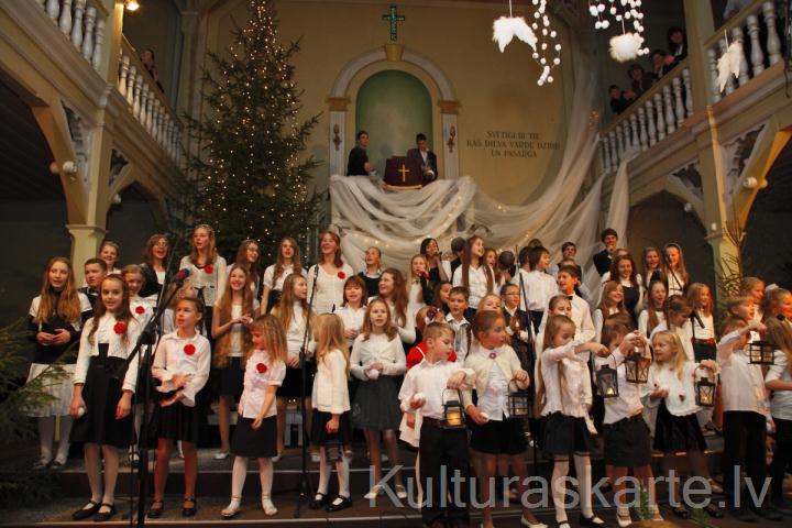 Ventspils bērnu popstudija "Jūras akmentiņi" 2014.gadā Ziemassvētku labdarības koncertā Ventspils baptistu baznīcā